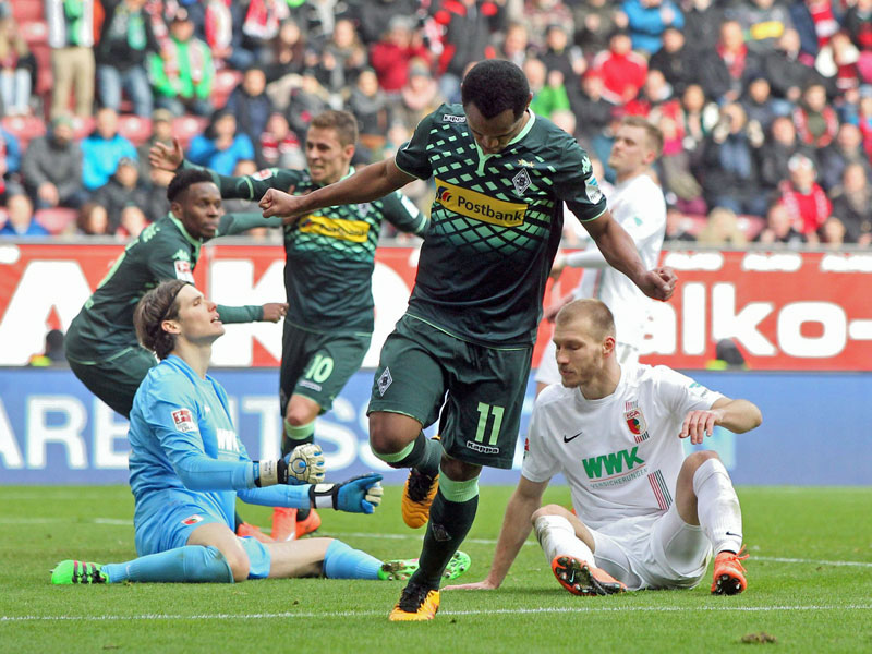 Führungstor: Gladbachs Raffael jubelt über das 1:0 in Augsburg.