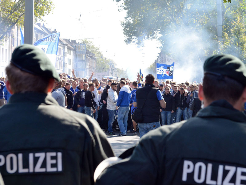 Auch die Reisewege der Fangruppen muss die DFL bei ihren Ansetzungen berücksichtigen - hier Schalke-Anhänger.