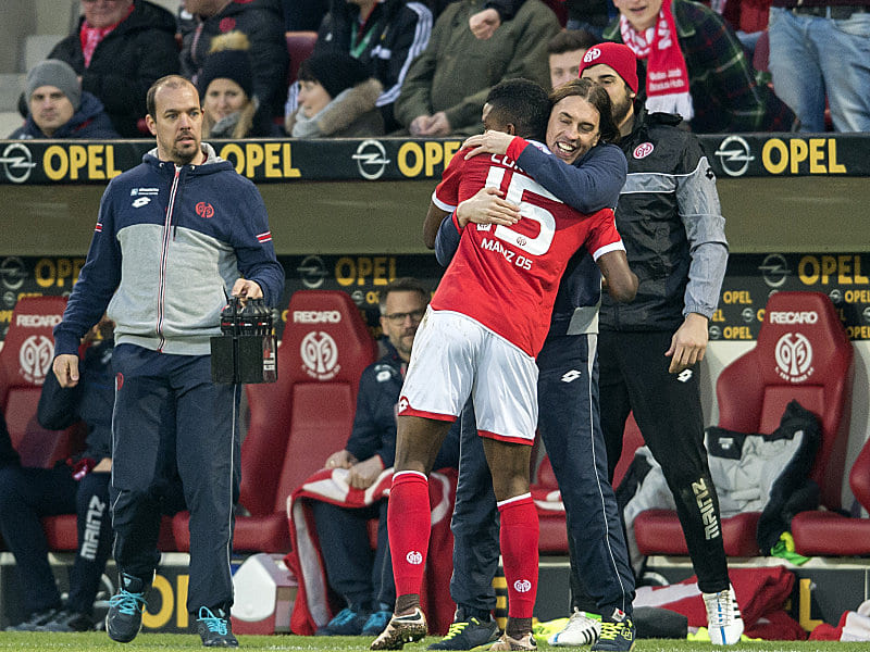 Freude pur: Der Mainzer Jhon Cordoba jubelt mit seinem Trainer Martin Schmidt (re.).