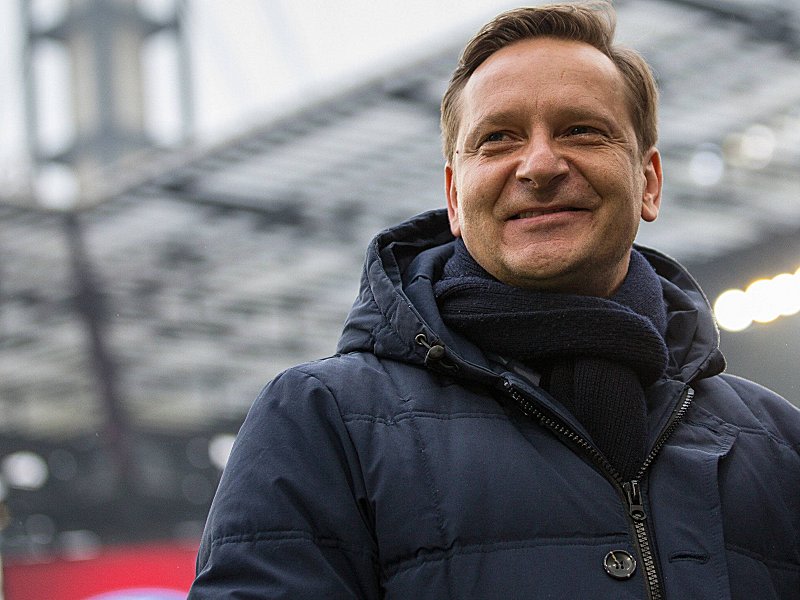 Hat nach sieben Punkte in sieben Tagen gut lachen: S04-Sportvorstand Horst Heldt.