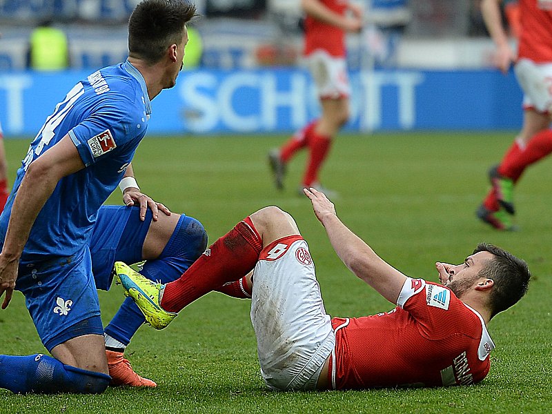 Böser Tritt mit Folgen: Giulio Donati (re.) gegen Darmstadts Sandro Wagner.