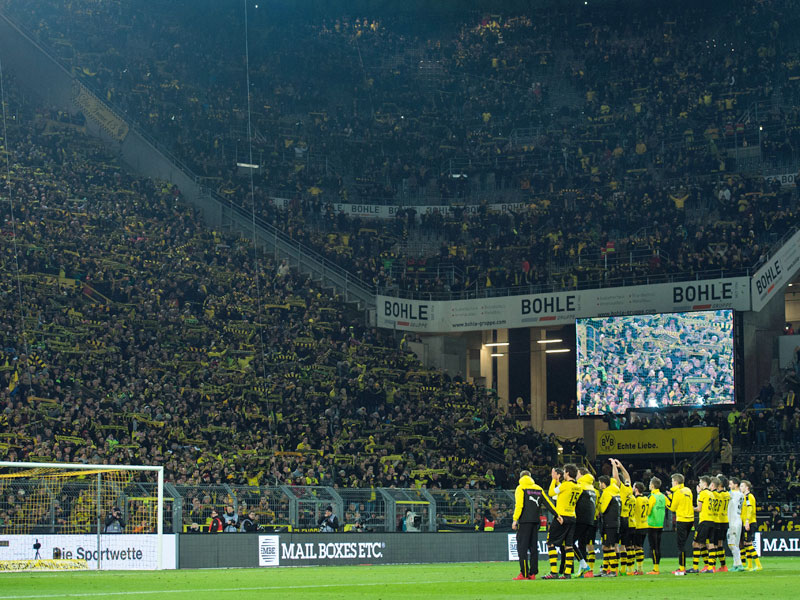 Bewegende Momente: Die Dortmunder Fans singen "You'll never walk alone", die Spieler applaudieren.