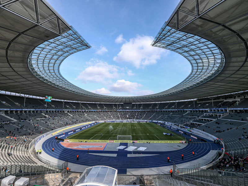 Die Laufbahn sorgt für Distanz: das Olympiastadion in Berlin
