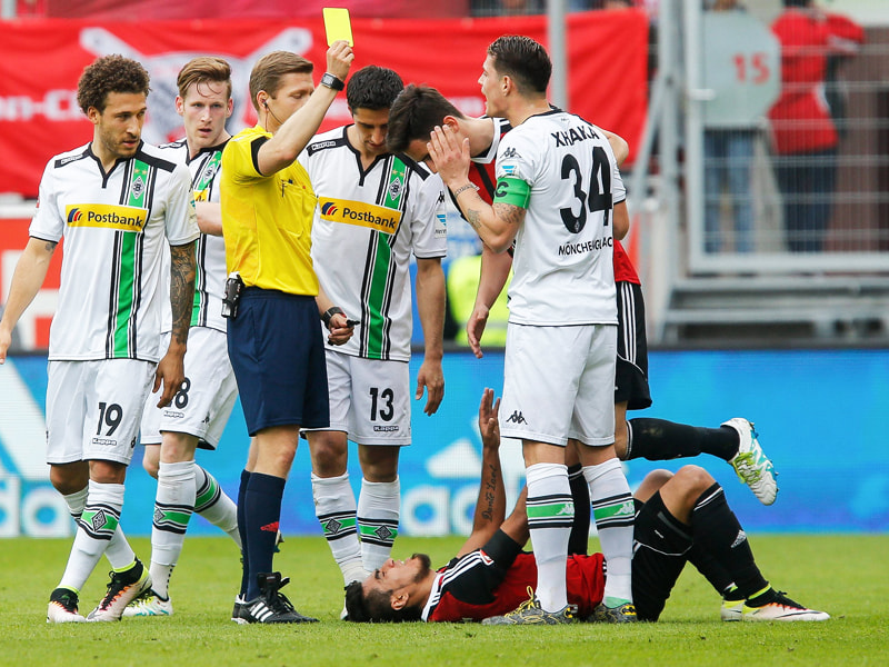 5. Gelbe Karte: Mönchengladbachs Granit Xhaka (re.) ist in Hannover gesperrt.