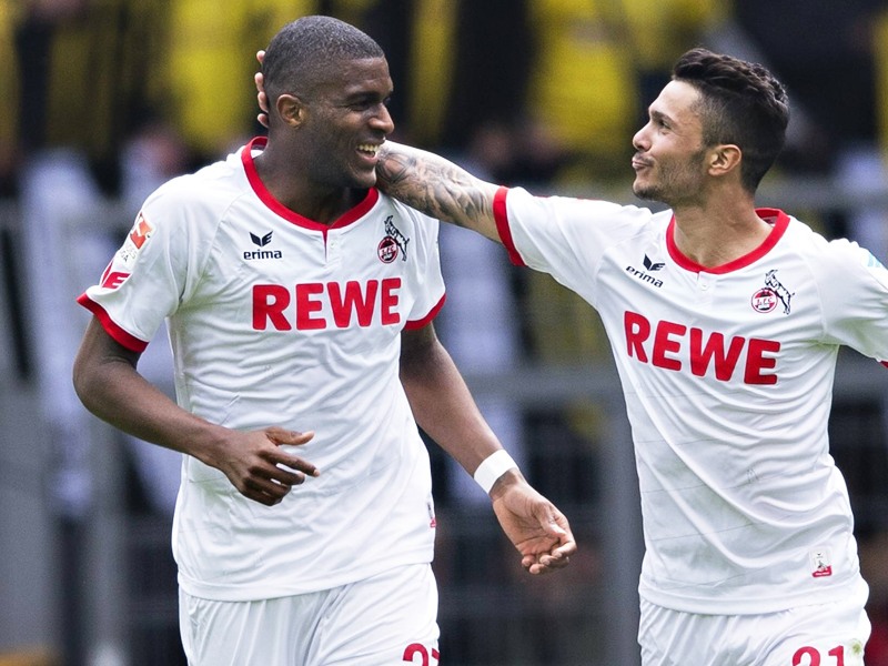Hat gut Lachen: Kölns Stürmer Anthony Modeste bejubelt seinen 15. Saisontreffer und wird von Leonardo Bittencourt (re.) beglückwünscht.