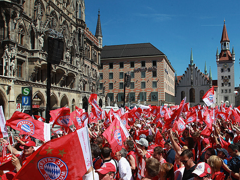 Bayern-Fans feiern auf dem Marienplatz. Der BR übertrug die Party entgegen dem ursprünglichen Plan nicht.