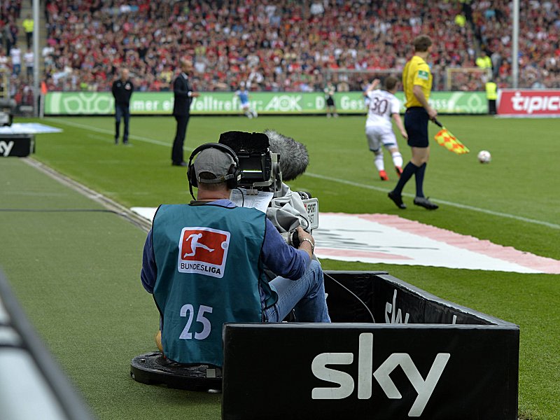 Sky ist weiter wichtigster Anbieter der Live-Bilder, muss einen Teil der Spiele aber an Eurosport abgeben.