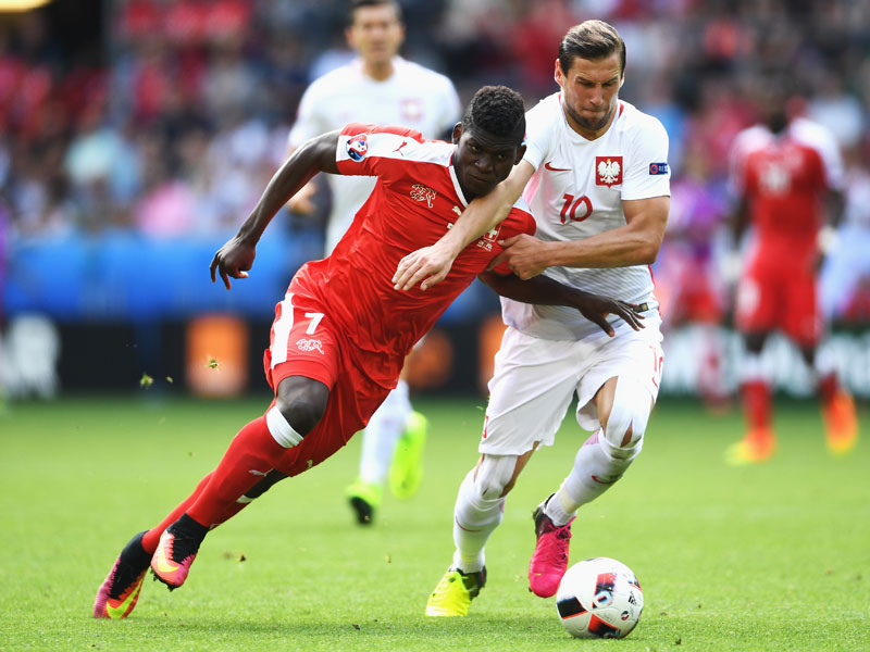 Künftig auch im Schalke-Trikot unterwegs: Breel Embolo (l. im Achtelfinale gegen Polen).