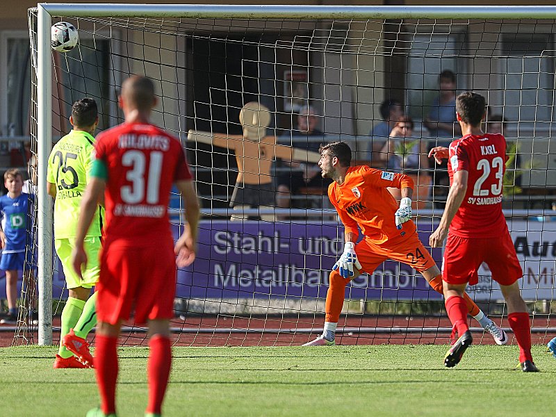 Ins Schwarze getroffen: Markus Karl erzielt das 1:0.