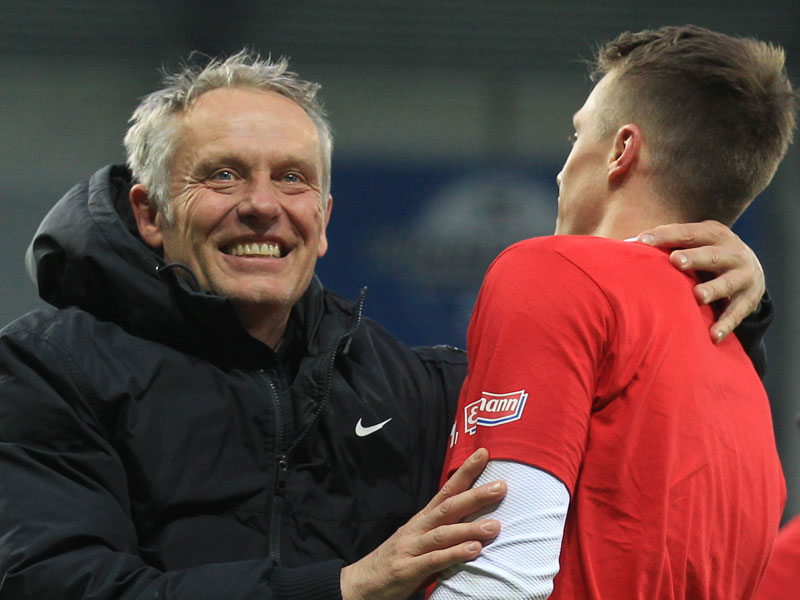 Einer kommt noch: Freiburgs Trainer Christian Streich kündigte einen Konkurrenten für Alexander Schwolow an.