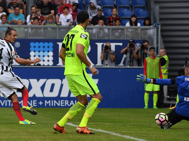 Zum Ausgleich getroffen - aber nicht zum Sieg. Frankfurts Alex Meier überwindet in dieser Szene SVWW-Keeper Markus Kolke.