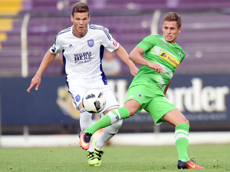 Schnürte gegen den VfL Osnabrück einen Doppelpack: Gladbachs Thorgan Hazard (r.).