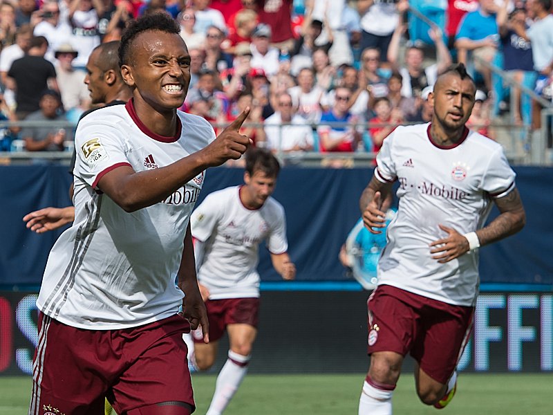 Schnürte schon vor der Halbzeitpause einen Dreierpack: Julian Green (re. Vidal).