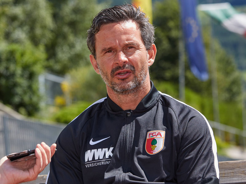 Entspannt beim Fazitgespräch im Trainingslager: Augsburgs Trainer Dirk Schuster.