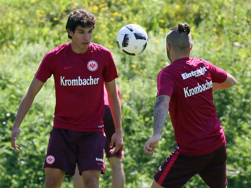 Er stieg wieder ins Mannschaftstraining ein: Frankfurts Innenverteidiger Jesus Vallejo (li.).