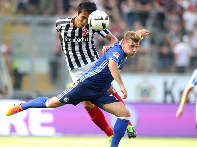 Tottenham lockt: Schalkes Max Meyer (hier gegen Frankfurts Makoto Hasebe) ist begehrt.