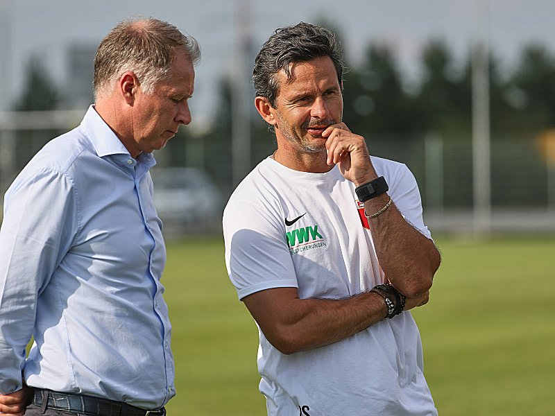 Im Gespräch: Geschäftsführer Stefan Reuter und FCA-Trainer Dirk Schuster.