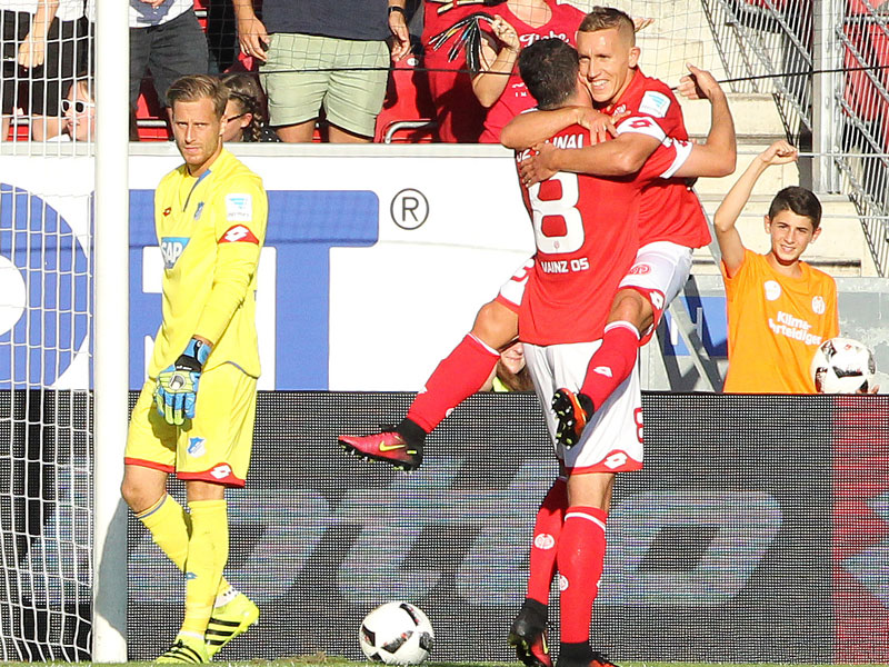 Der Mainzer De Blasis jubelt über seinen Doppelpack, TSG-Keeper Baumann ist bedient.