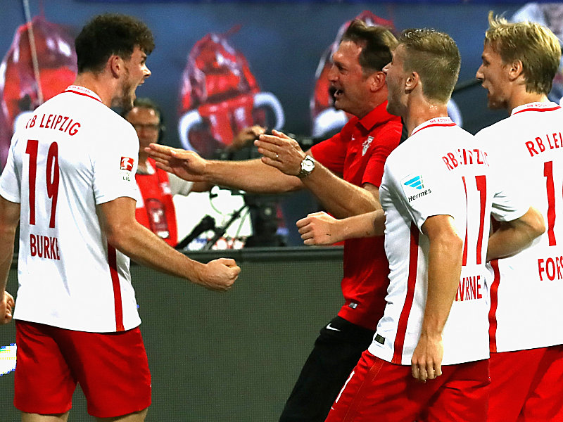 Ralph Hasenhüttl gratuliert Oliver Burke (li.)