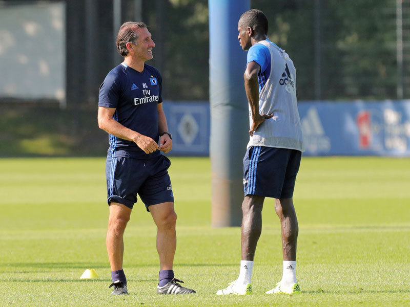 HSV-Trainer Bruno Labbadia, hier im Gespräch mit Nachwuchsmann Bakery Jatta.