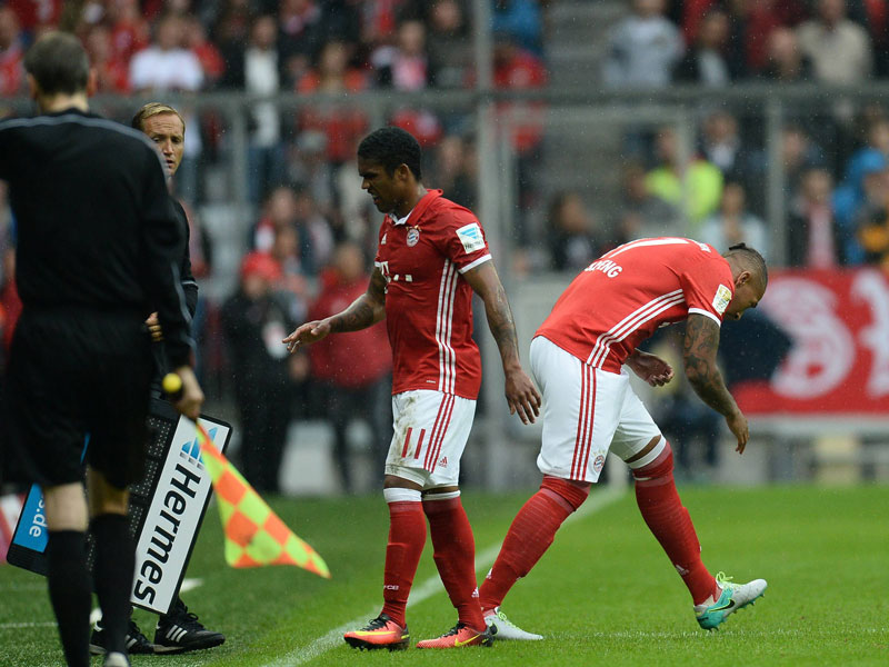 Douglas Costa geht gegen Ingolstadt vom Platz, Jerome Boateng kommt herein.
