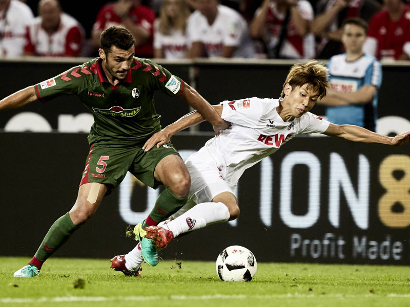 Manuel Gulde (li.) gegen Kölns Yuya Osako