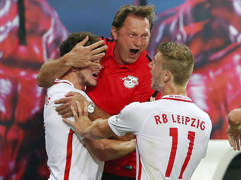 Trainer Ralph Hasenhüttl freut sich mit Doppeltorschütze Timo Werner und Reservespieler Oliver Burke.