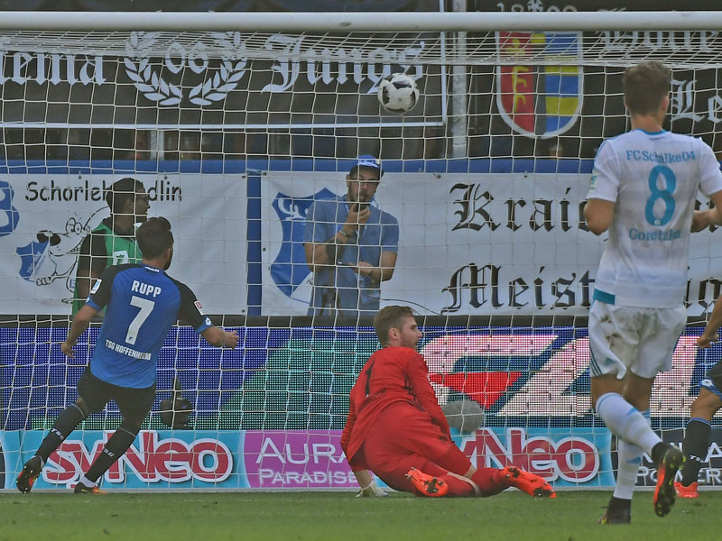 Hoffenheims Rupp drückt den Ball zum 2:1 ins Schalker Tor.