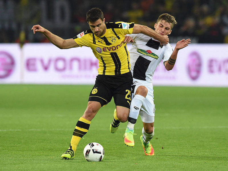 Maximilian Philipp (re.) gegen Dortmunds Sokratis