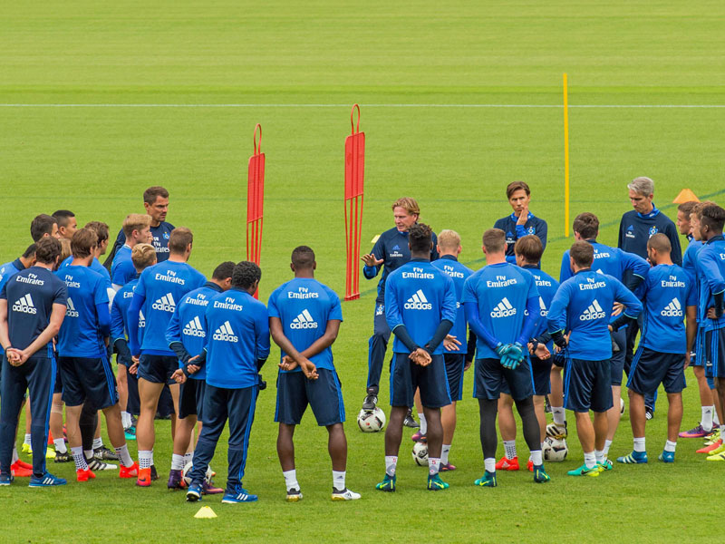 HSV-Trainer Markus Gisdol schwört seine neue Mannschaft ein.
