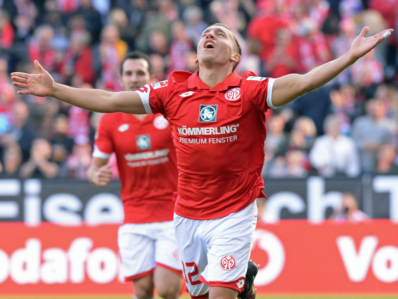 Der Mainzer De Blasis jubelt über das 1:0 gegen Darmstadt.