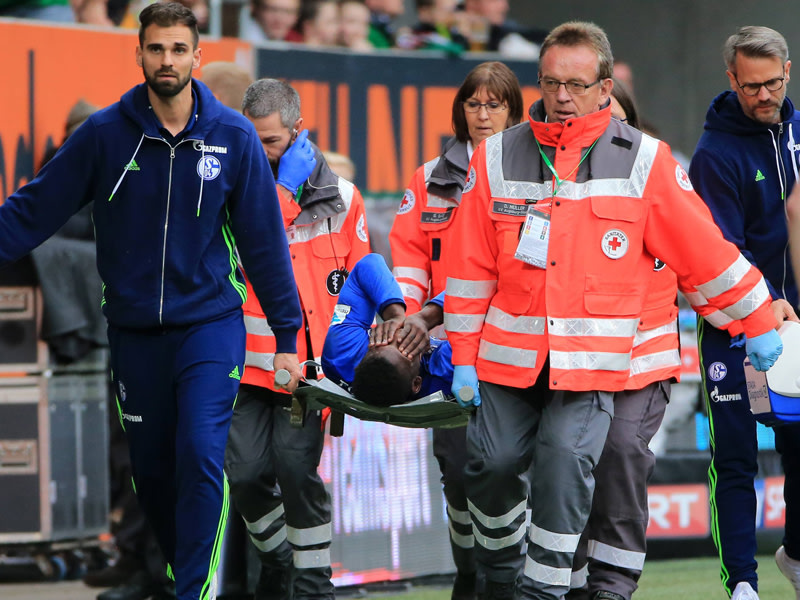 Wurde mit schmerzverzerrtem Gesicht vom Feld getragen: Schalke-Stürmer Breel Embolo.