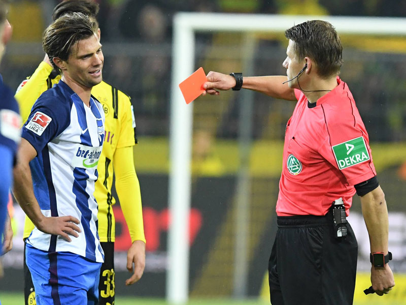Schiedsrichter Patrick Ittrich zeigt Valentin Stocker Rot