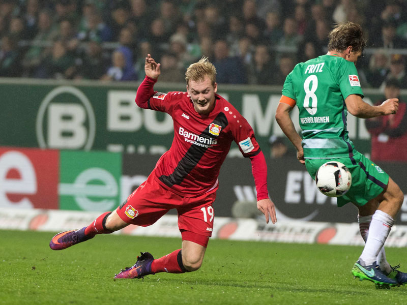 Zweikampf und Spiel verloren: Leverkusens Julian Brandt (#19) geht zu Boden, Clemens Fritz ist obenauf.