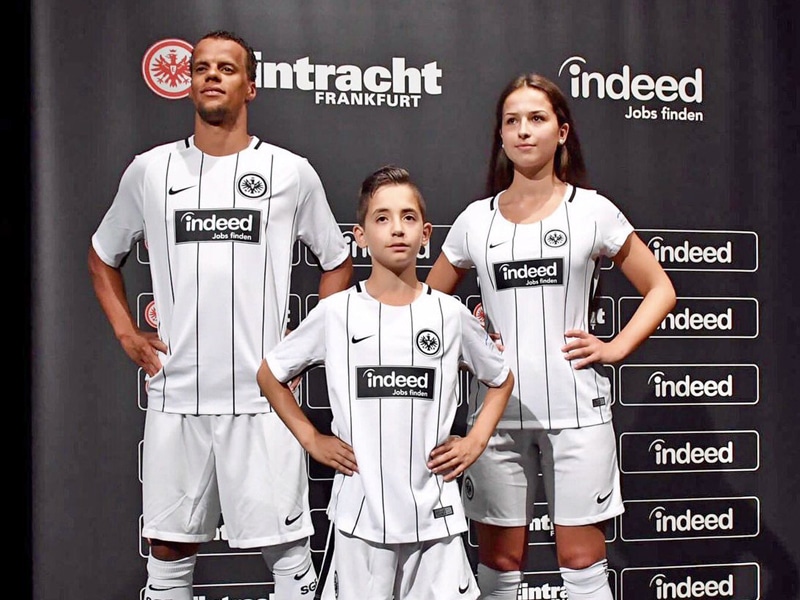 Eintracht Frankfurt hat am Freitag die neuen Trikots präsentiert.