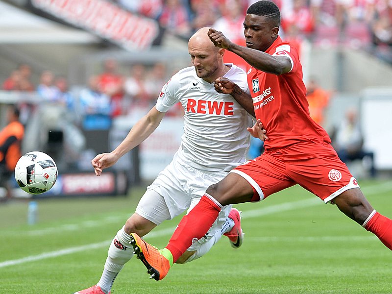 Jhon Cordoba im Zweikampf mit Konstantin Rausch