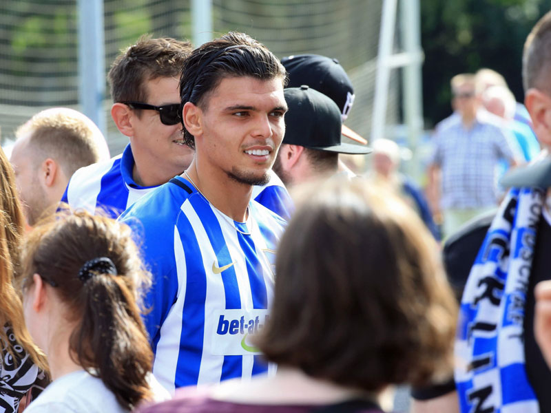 Er freute sich über den ersten Kontakt mit den neuen Fans: Herthas Neuer Karim Rekik.