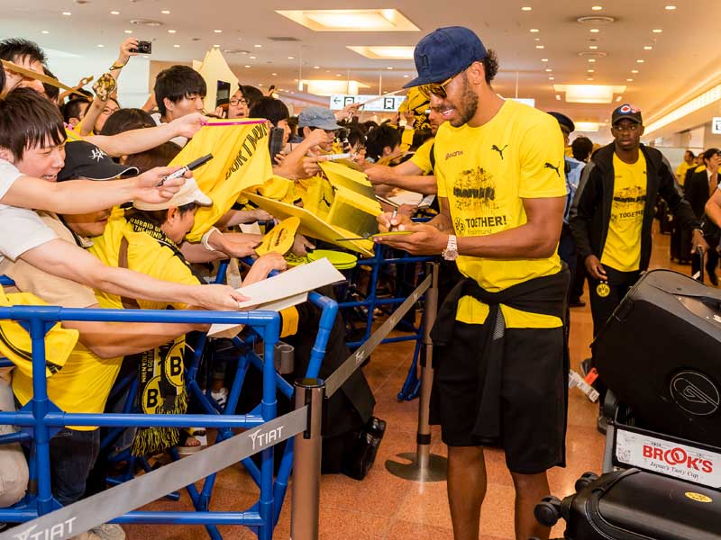 Pierre-Emerick Aubameyang schreibt in Tokio Autogramme