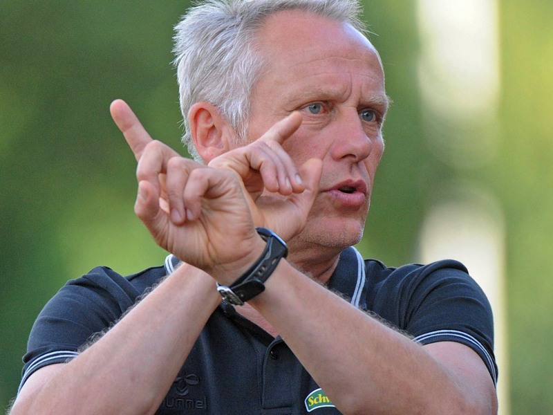 Muss in der Vorbereitung einiges hin- und herschieben: Freiburgs Trainer Christian Streich.