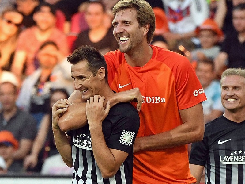 Gefragter Mann: Miroslav Klose, hier beim Benefizspiel mit Basketballer Dirk Nowitzki.