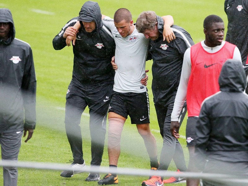 Musste den Trainingsplatz gestützt von Betreuern verlassen: Leipzigs Diego Demme.