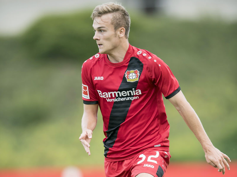 Zieht Leverkusens Trikot aus und schlüpft in das von Köln: Tim Handwerker.