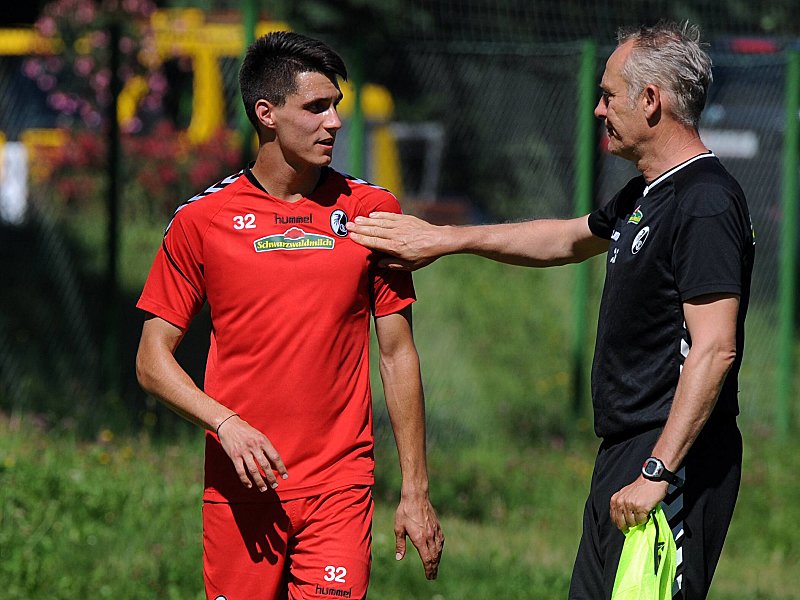 Freiburgs Coach Christian Streich gibt Bartosz Kapustka noch Zeit.