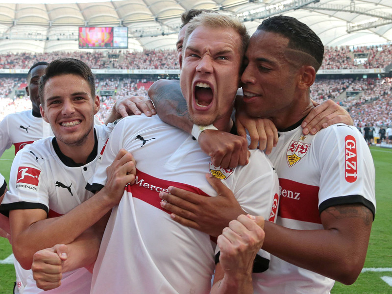 Jubelschrei: Holger Badstuber feiert seinen Siegtreffer für den VfB mit Josip Brekalo (li.) und Dennis Aogo.