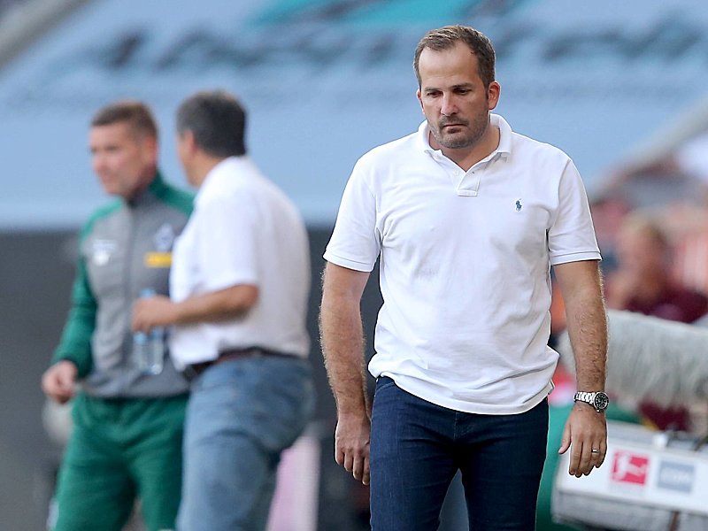 Hadert mit einem nicht gegebenen Handelfmeter für die Augsburger: Trainer Manuel Baum.