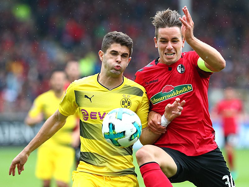 Nach dem Platzverweis war es eine Abwehrschlacht: Christian Günter lobte den Sportclub für die kämpferische Leistung gegen Dortmund (li. Pulisic)