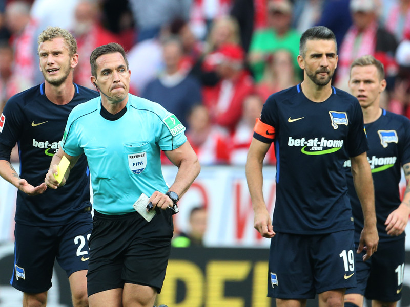 Zwei Männer, zwei Versionen: Tobias Stieler (links) und Vedad Ibisevic widersprechen sich.