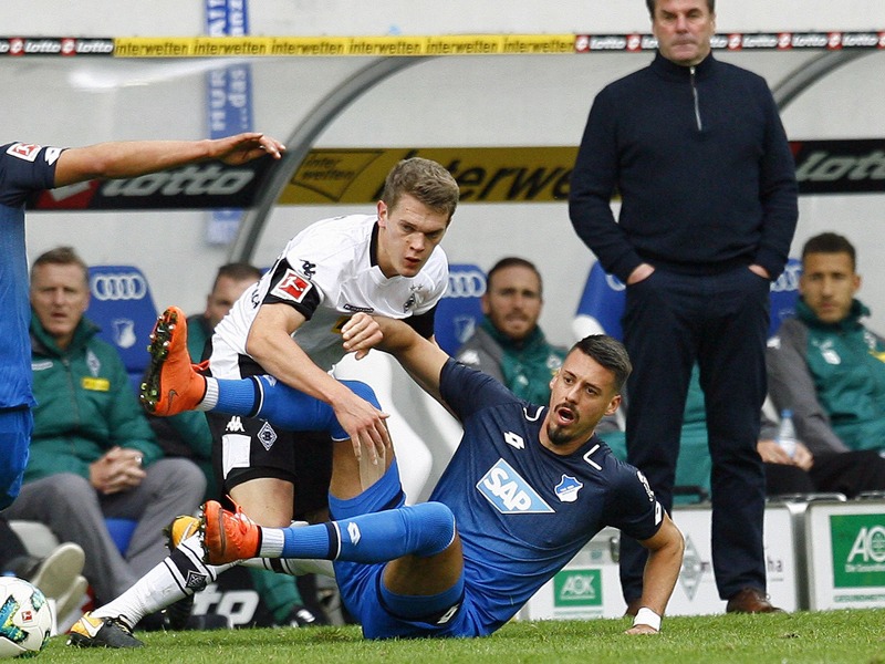 Knifflige Zweikämpfe, wie hier gegen Hoffenheims Sandro Wagner, erwarten Matthias Ginter (hi.) und Gladbach gegen die Bayern.
