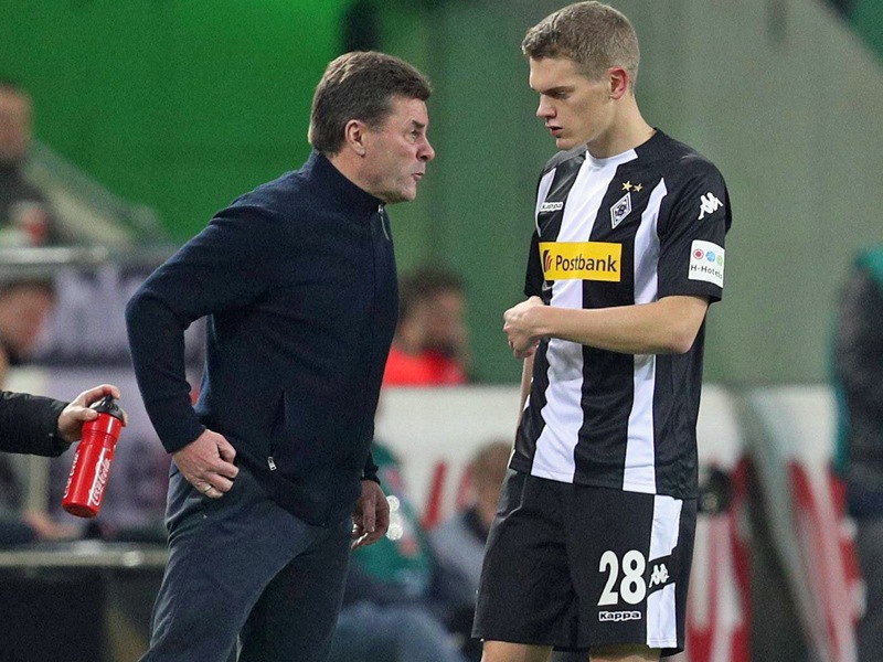 Trainer Dieter Hecking schwört Matthias Ginter auf seine Aufgabe ein.
