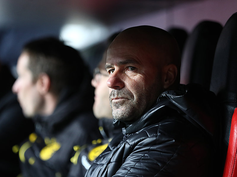 Musste in Leverkusen schon früh umstellen: BVB-Trainer Peter Bosz.